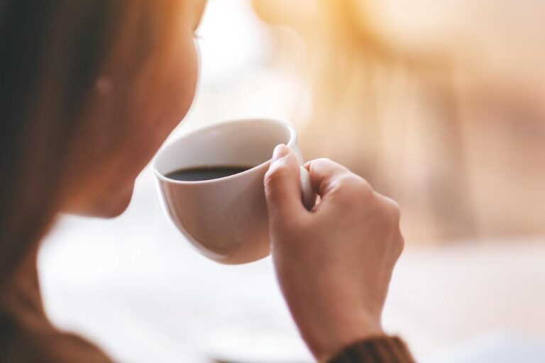 ‘ประโยชน์ VS โทษ’ ของ “กาแฟ” เครื่องดื่มสำหรับสาวออฟฟิศทั่วโลก