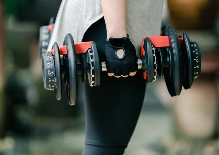 ท่าออกกำลังกายด้วยดัมเบลที่ดีที่สุดเพื่อบริหารกล้ามเนื้อทุกส่วน