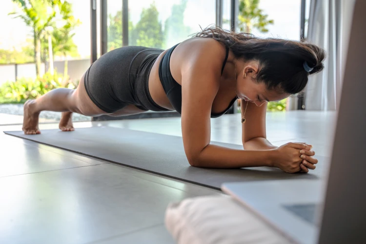 13 ท่าออกกำลังกายด้วยน้ำหนักตัวที่ดีที่สุดสำหรับผู้เริ่มต้น ตามคำแนะนำของผู้เชี่ยวชาญ