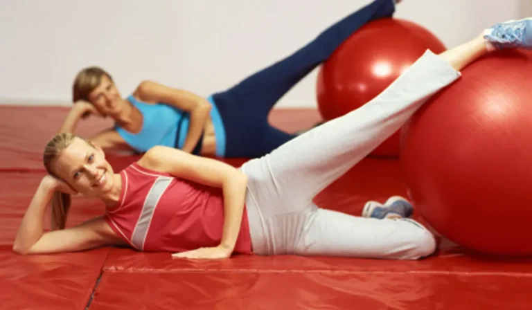 6 ท่าออกกำลังกาย พิลาทิสด้วยลูกบอลโยคะ เพิ่มความยืดหยุ่นให้ร่างกาย