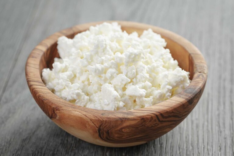 ประโยชน์ 5 ประการของคอตเทจชีส และวิธีเพิ่มคอตเทจชีสลงในอาหารของคุณให้มากขึ้น
