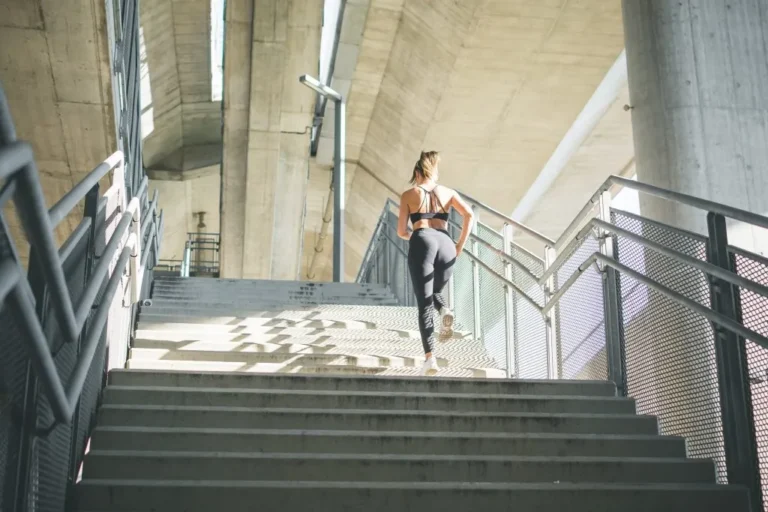 5 วิธีเดินขึ้นลงบันได ออกกำลังกายยังไง ช่วยลดน้ำหนัก เบิร์นไขมัน