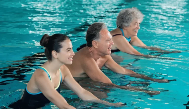 3 วิธี ออกกำลังกายในน้ำ ลดหุ่น ป้องกันข้อเข่าเสื่อม