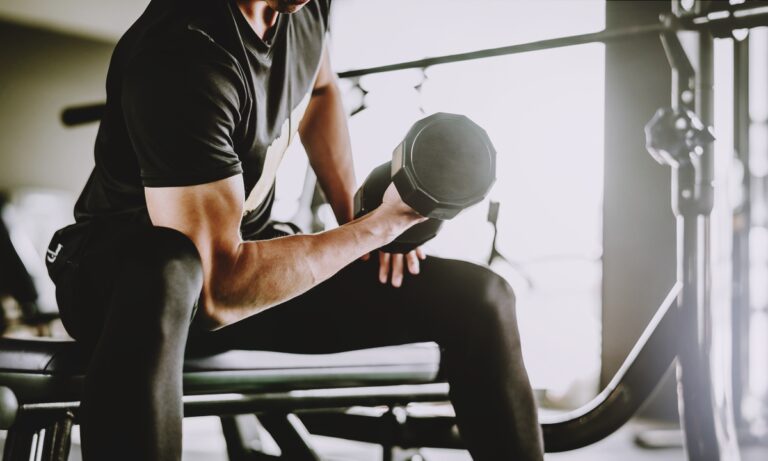 รวมวิธีง่ายๆในการออกกำลังกายด้วยดัมเบล เพื่อทำให้แขนดูเฟิร์มแข็งแรง