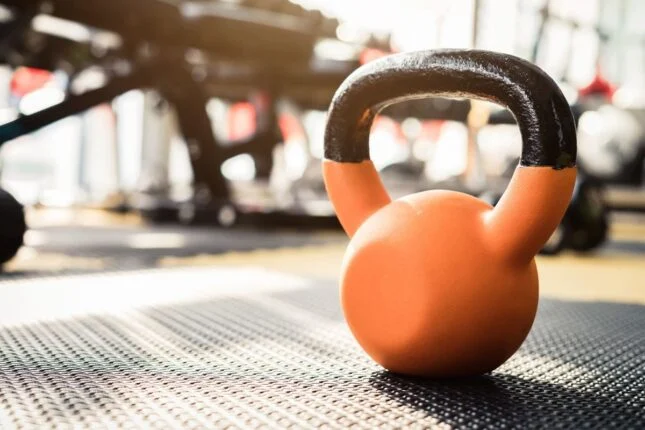 3 ท่าออกกำลังกายด้วย kettlebell สำหรับผู้เริ่มต้น