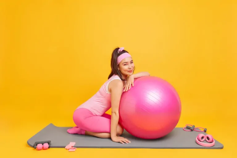 6 ท่าออกกำลังกายด้วยลูกบอลโยคะ สำหรับมือใหม่
