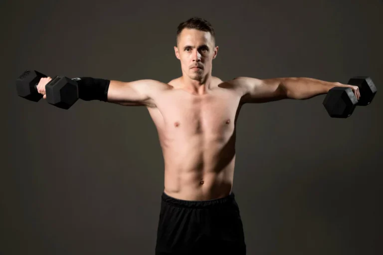 4 ท่าเด็ดปั้นไหล่ให้กลมสวย สไตล์ Lovefit Dumbbell ดัมเบลครบวงจร