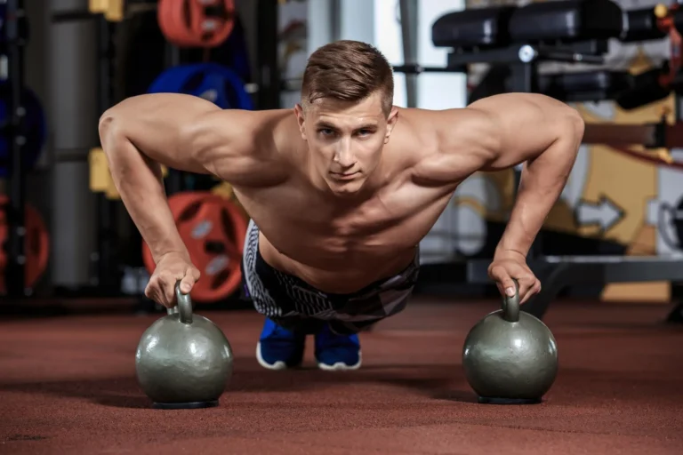 5 ท่าเล่นหน้าท้องด้วย Kettlebell ลดพุง สร้างซิกแพ็กให้ชัด