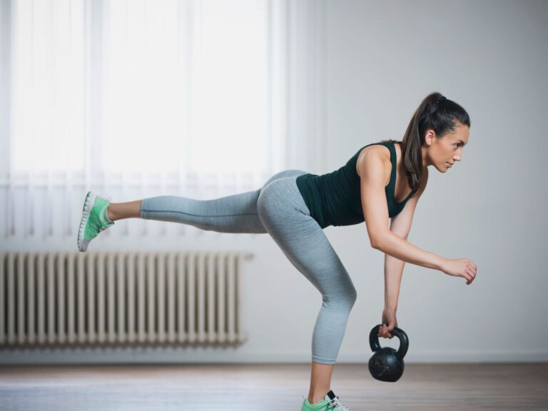 5 ท่า Kettlebell ปั้นก้นกระชับ ขาเฟิร์มเรียว ทำเองง่ายๆ ที่บ้าน