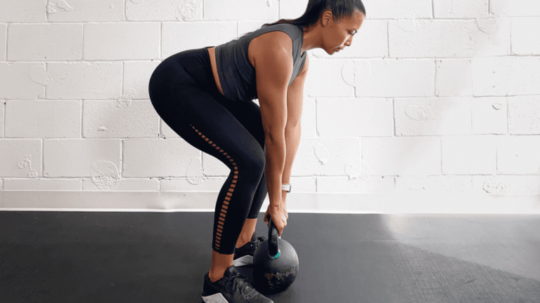 วิธีทำท่า Kettlebell Deadlift ปั้นก้นเด้ง หลังตรงสวย หุ่นสมส่วน