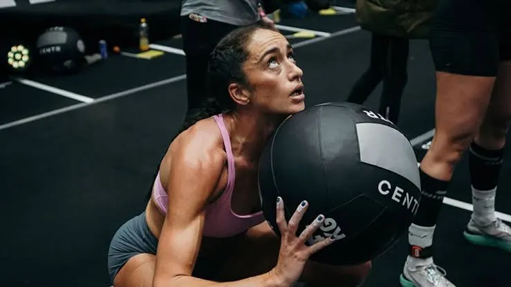วิธีเล่น Wall Ball ให้ได้ผลจริง – ฟอร์ม น้ำหนัก โปรแกรมฝึก